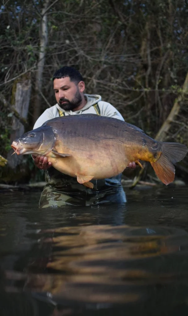 Une belle miroir de 23kg que nous présente mazarkush avant d...